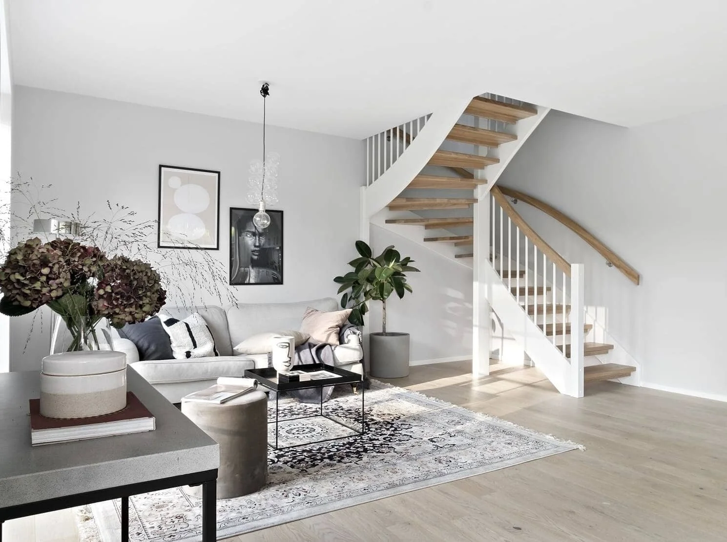 Moderne tretrapp med elegante rekkverk